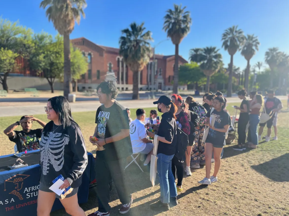 Students lining up to interact with resource tablers at the UA amll